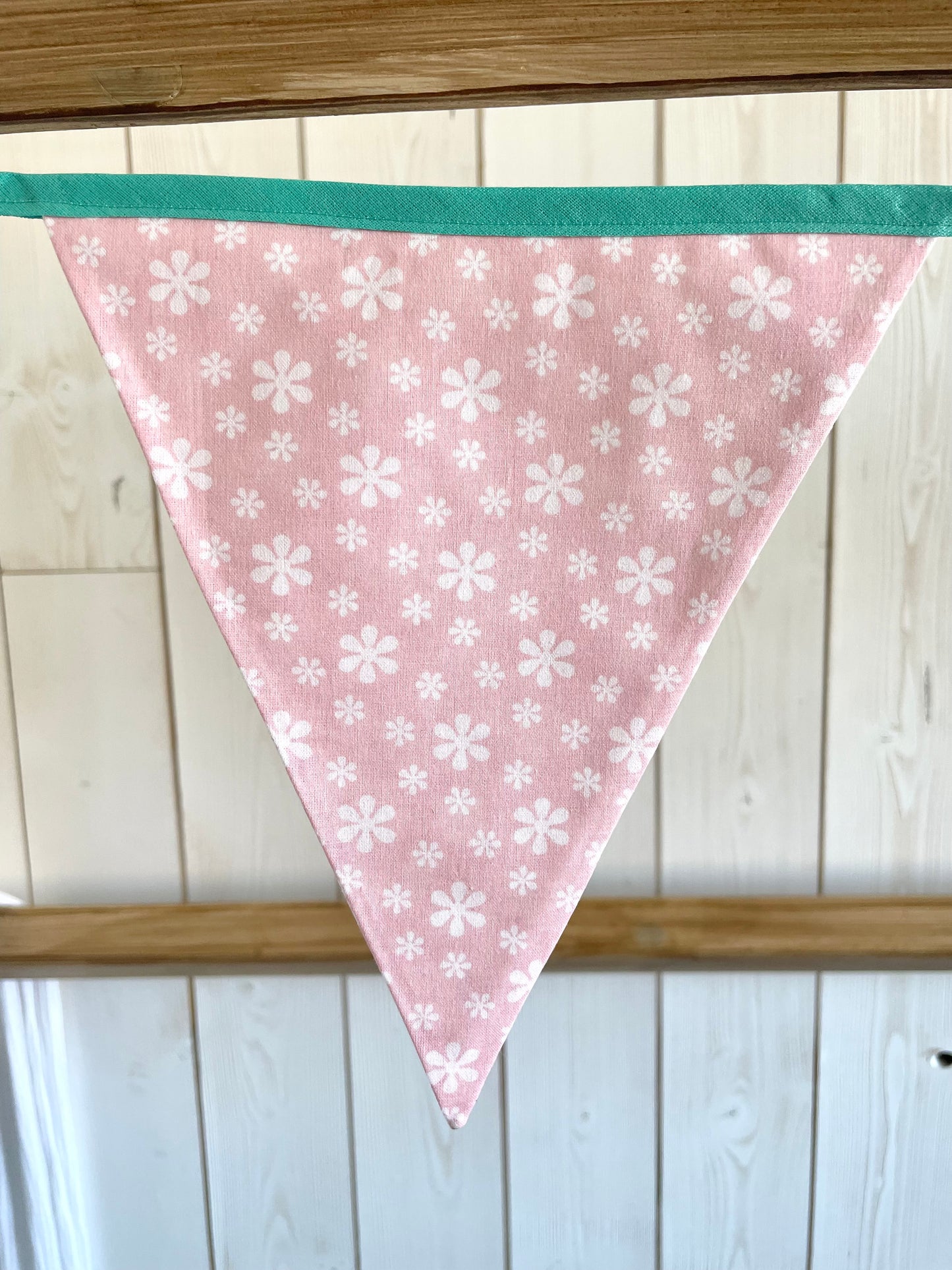 Guirlande de fanions. Fleurs de printemps