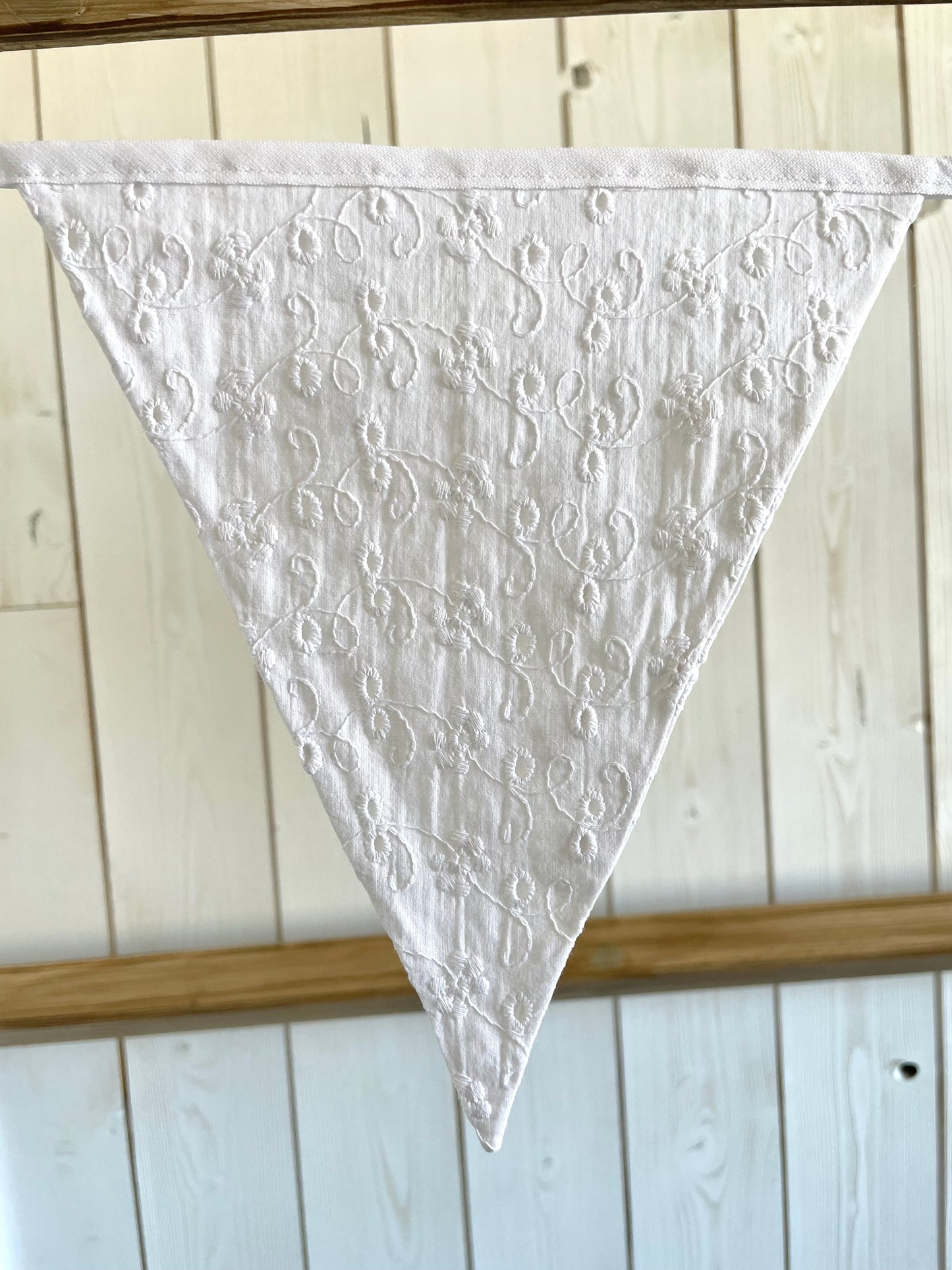 Guirlande de fanions. Petites fleurs blanches et dentelle