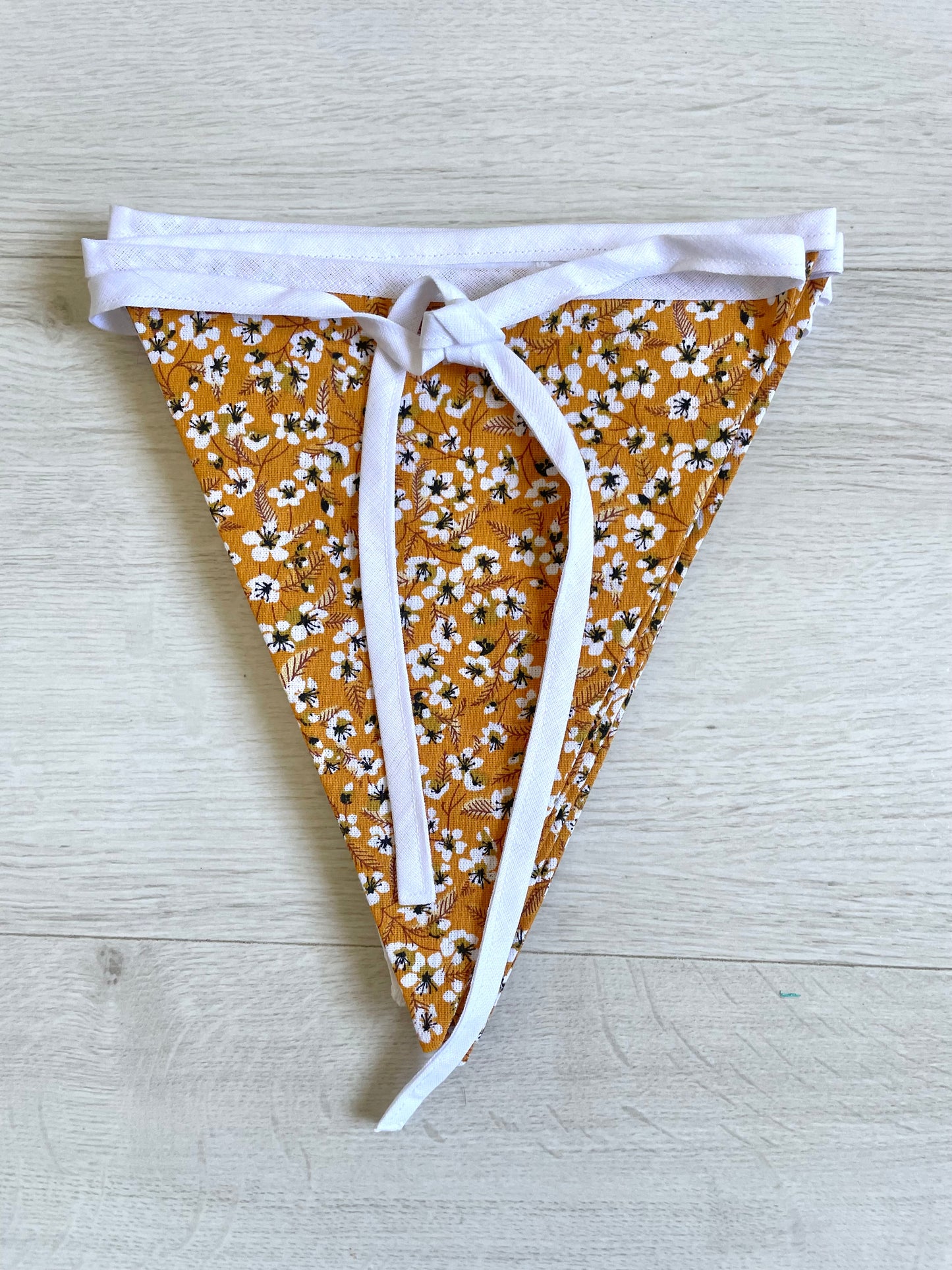 Guirlande de fanions. Petites fleurs blanches et dentelle