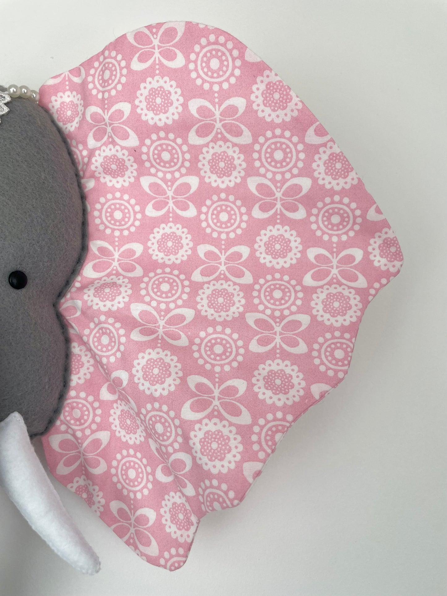 Trophée éléphant. Suspension murale en tissu