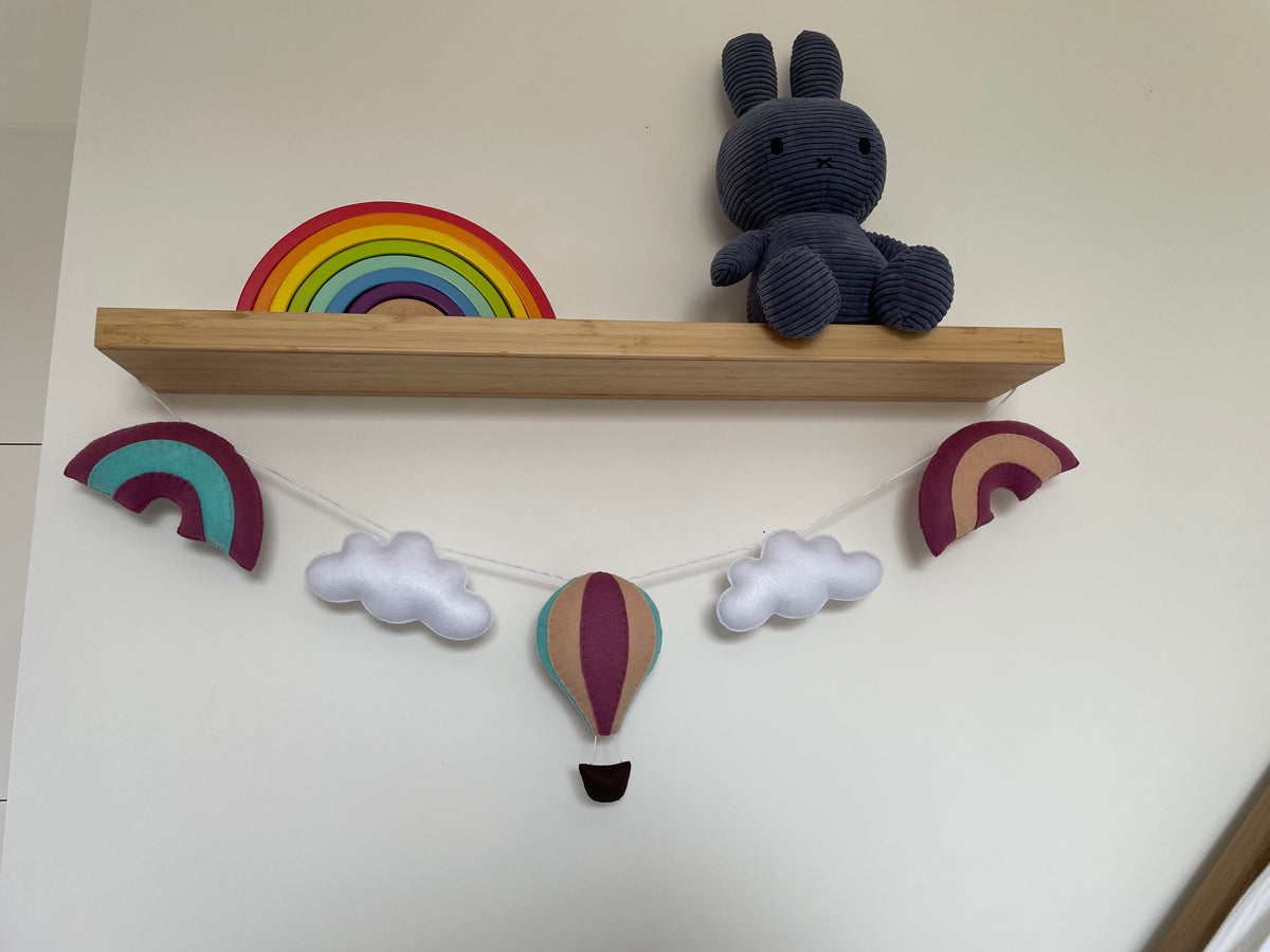 Guirlande à personnaliser. Montgolfière et arcs-en-ciel