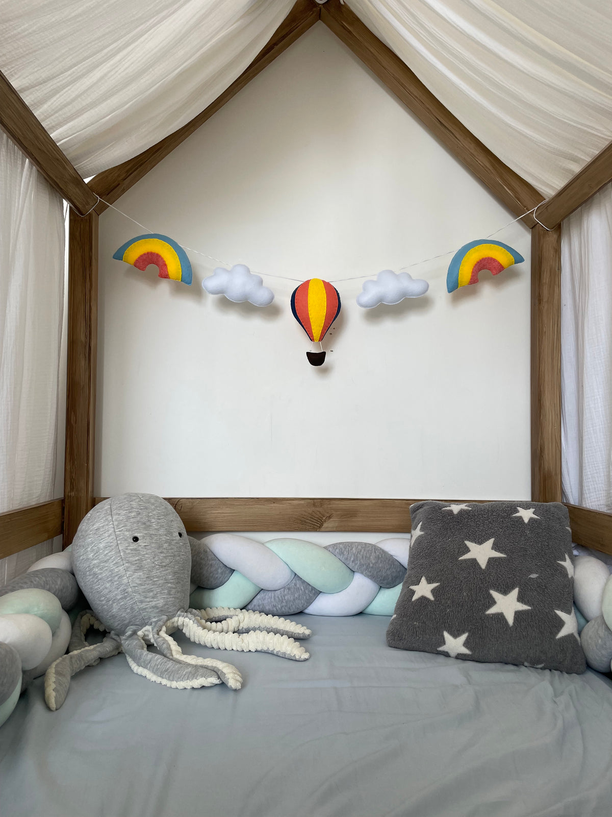 Guirlande montgolfière et arcs-en-ciel