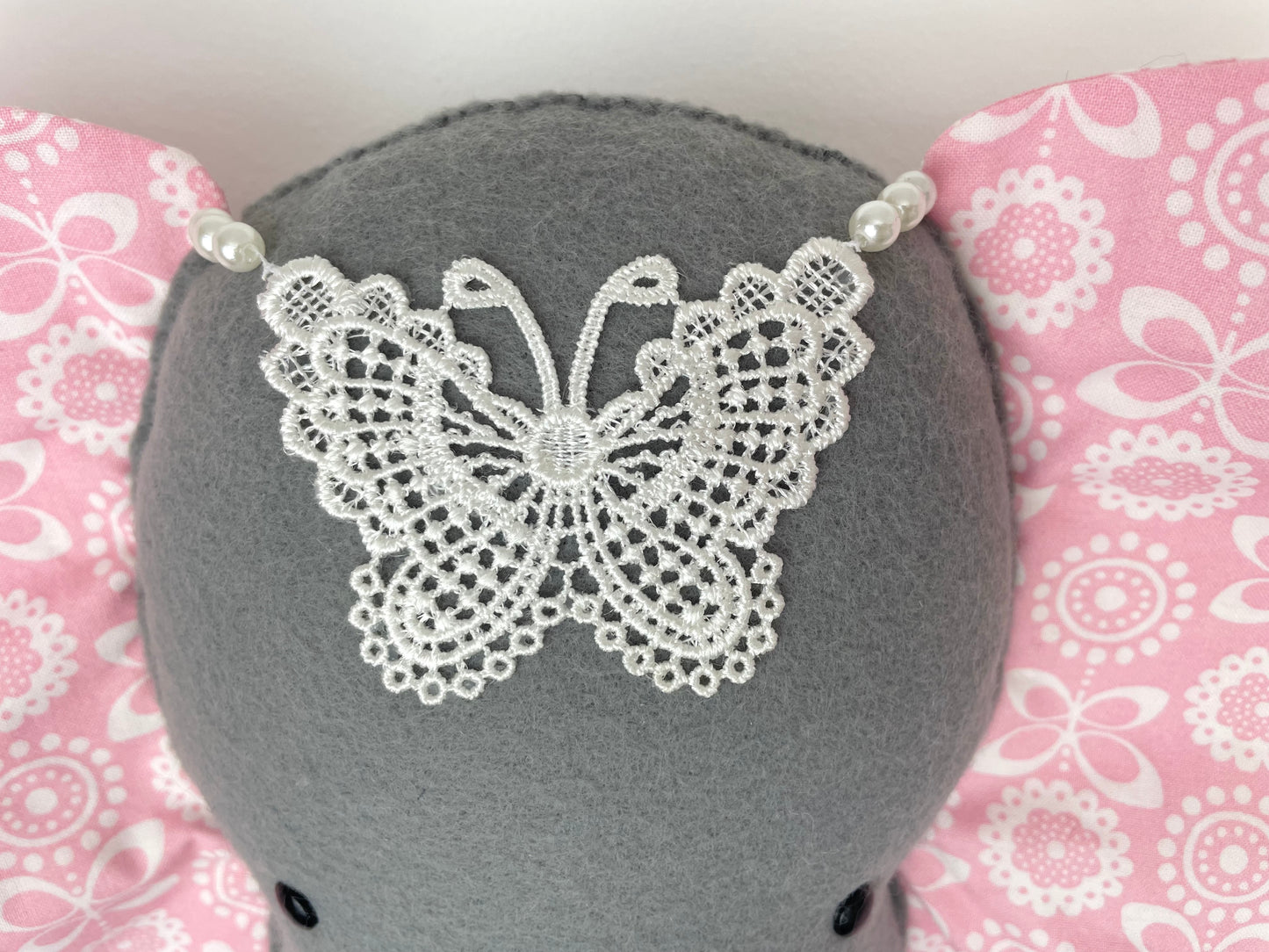 Trophée éléphant. Suspension murale en tissu