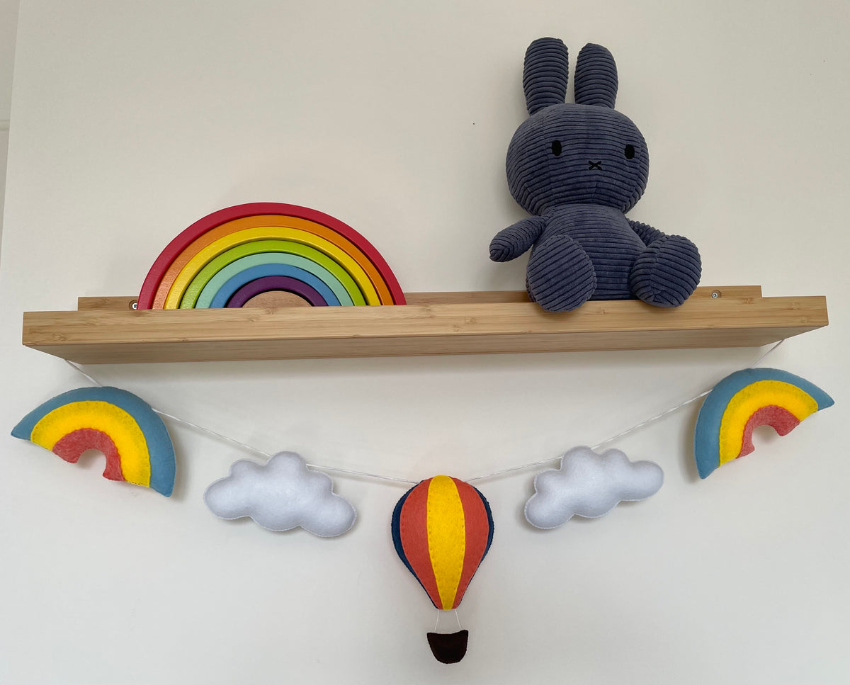 Guirlande en feutrine fait main avec deux arcs-en-ciel, deux nuages et une montgolfière pour décoration de chambre bébé 