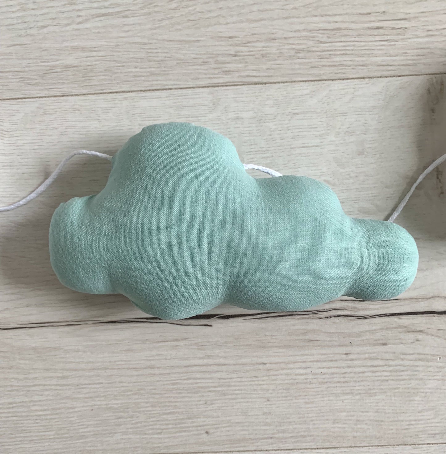 Guirlande de nuages. Décoration de chambre bébé