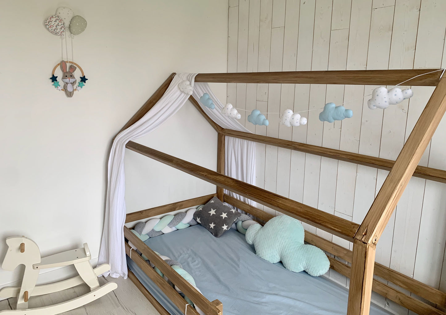 Guirlande de nuages. Décoration chambre bébé garçon