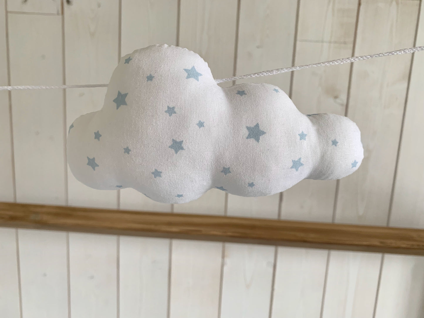 Guirlande de nuages. Décoration chambre bébé garçon