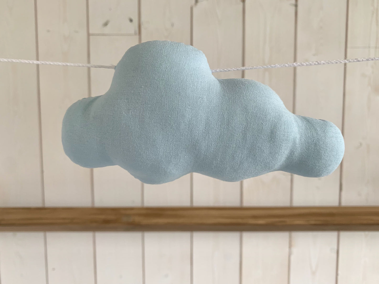 Guirlande de nuages. Décoration chambre bébé garçon