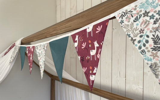 Guirlandes de fanions. Biches