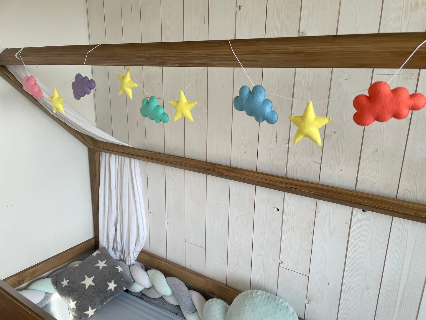 Guirlande de nuages et d'étoiles