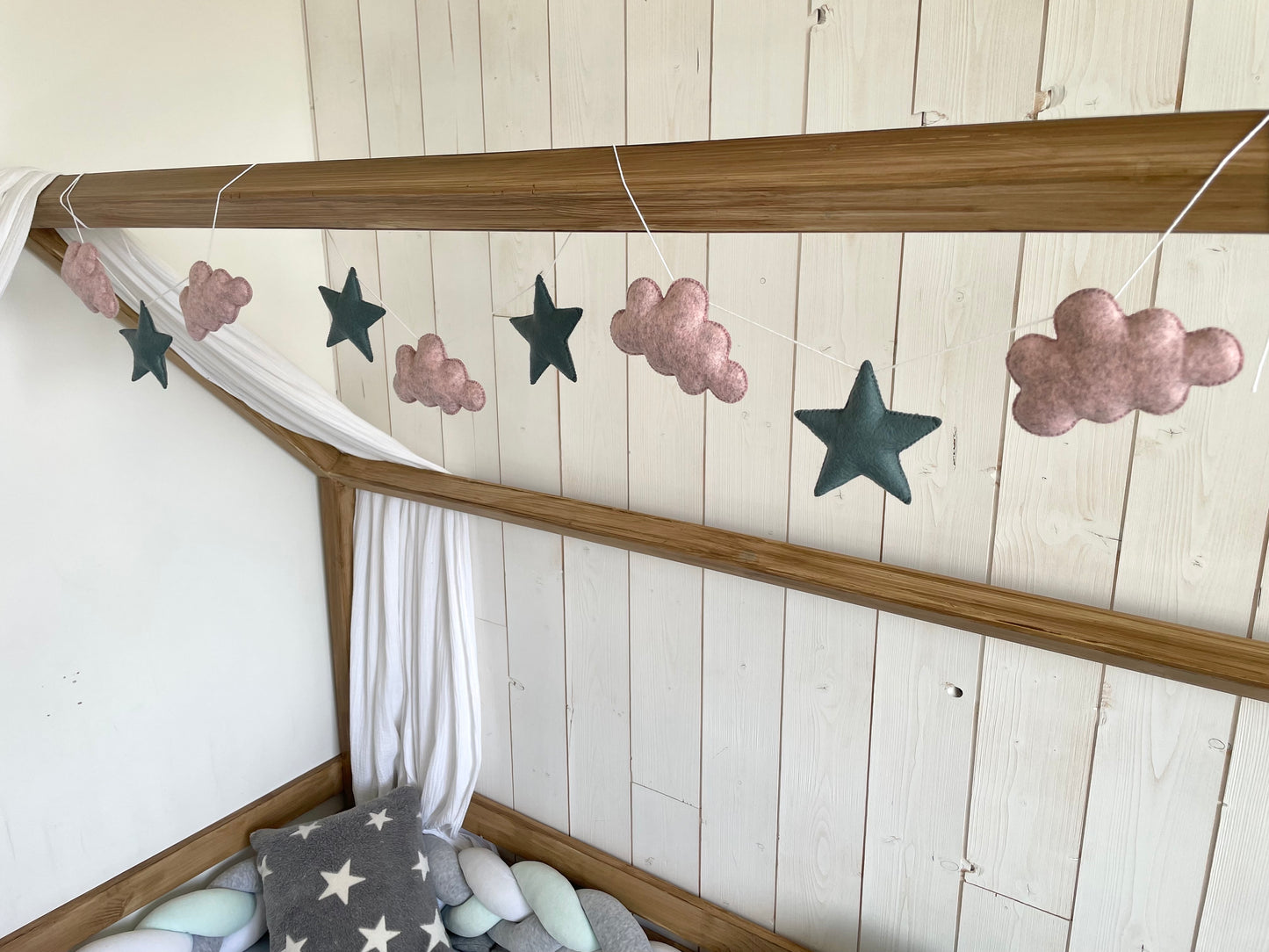 Guirlande de nuages et d'étoiles