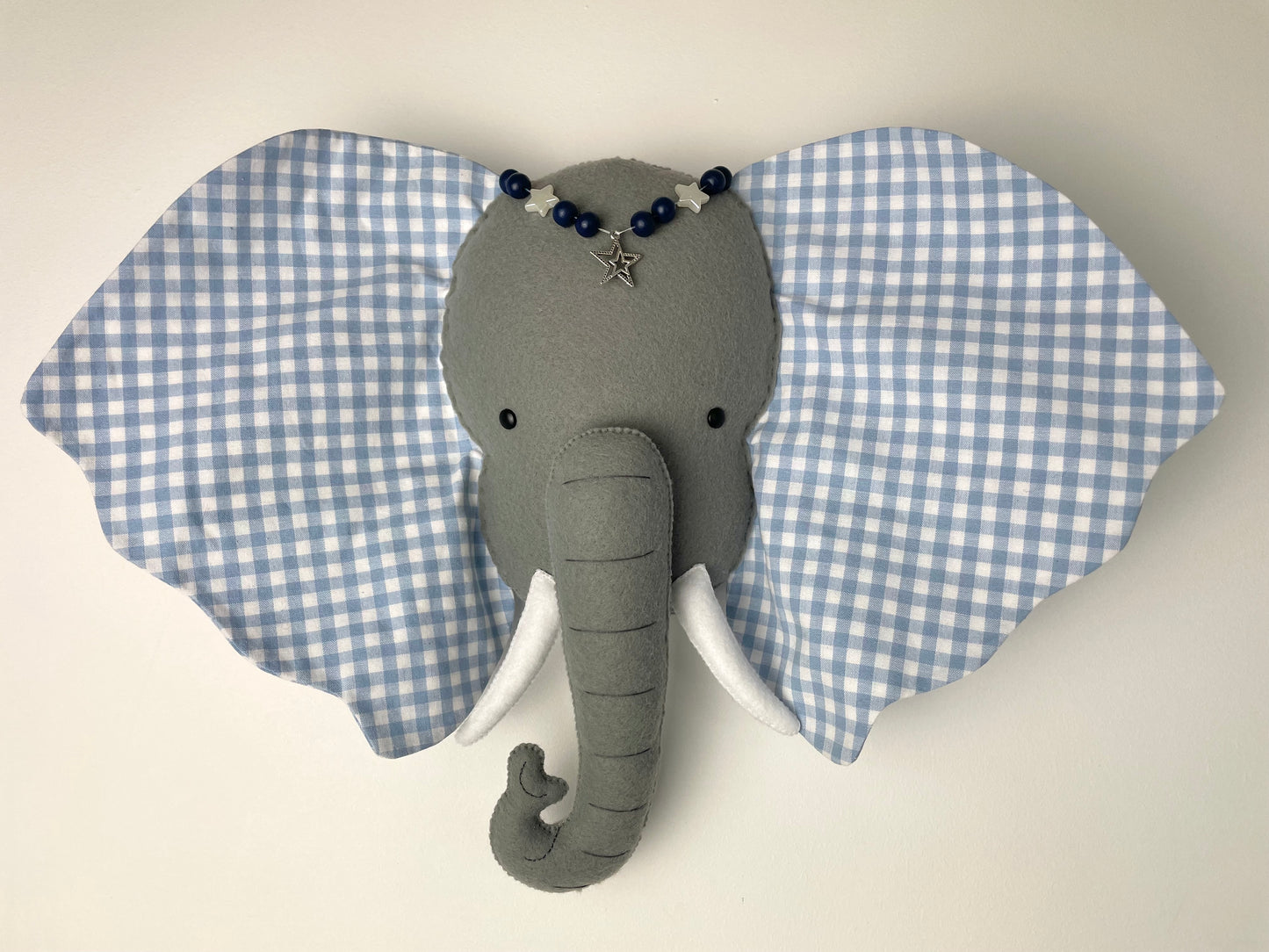 Trophée éléphant. Suspension murale en tissu