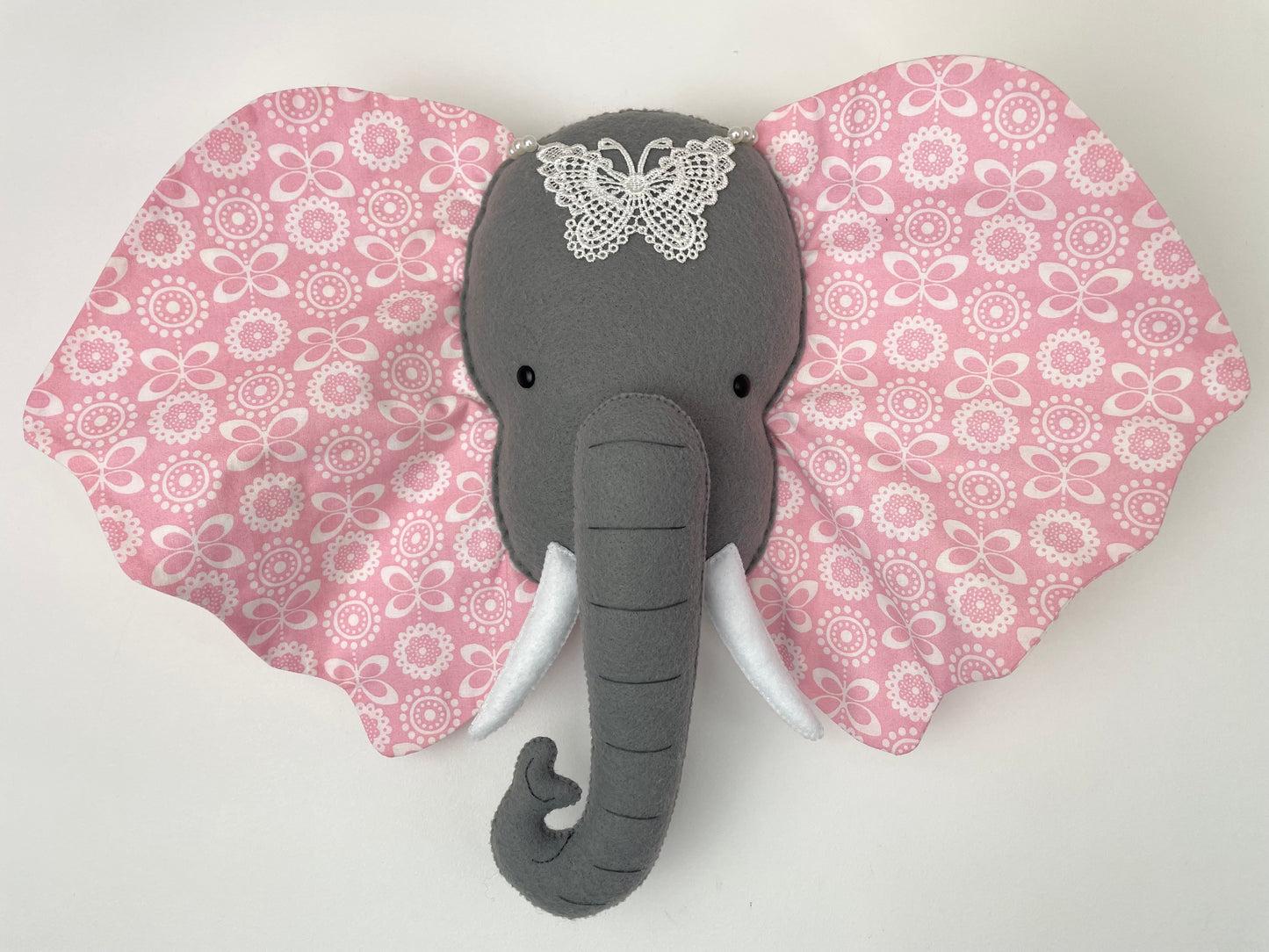 Trophée éléphant. Suspension murale en tissu