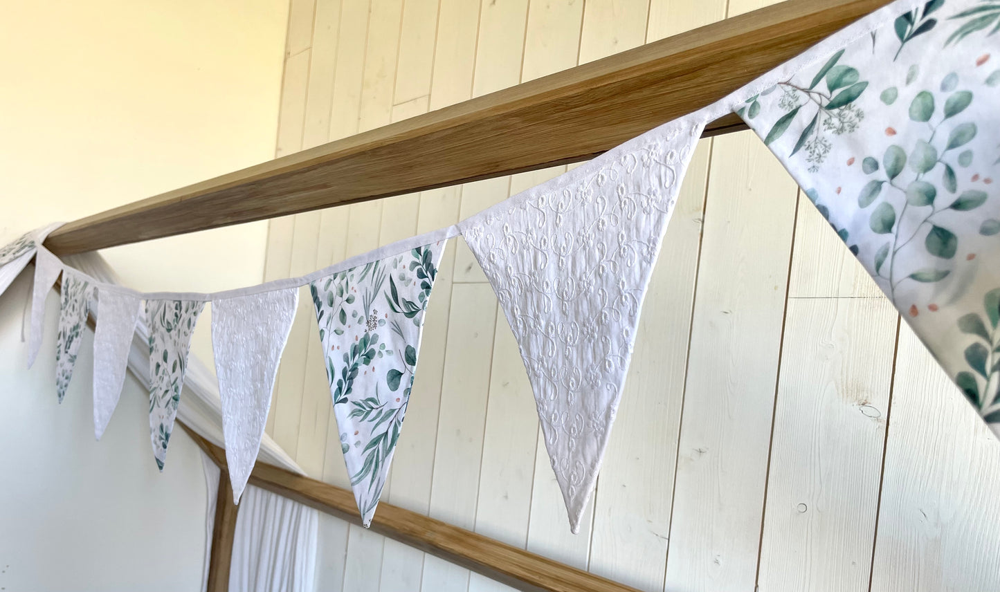 Guirlande de fanions. Eucalyptus et dentelle
