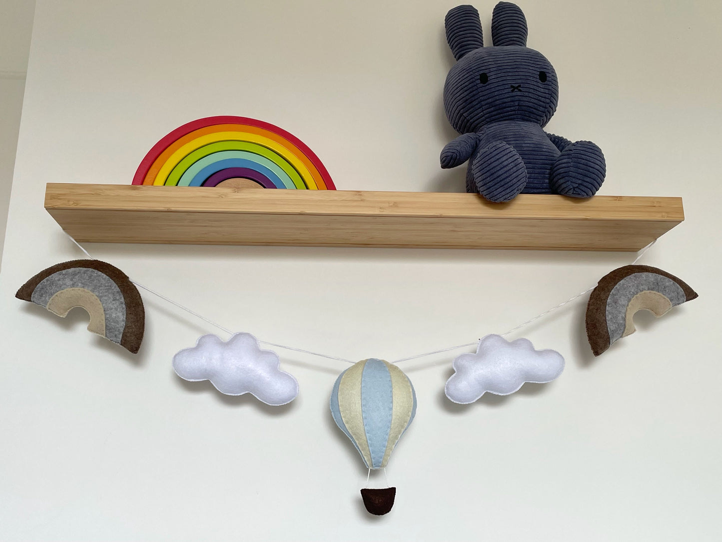 Guirlande à personnaliser. Montgolfière et arcs-en-ciel