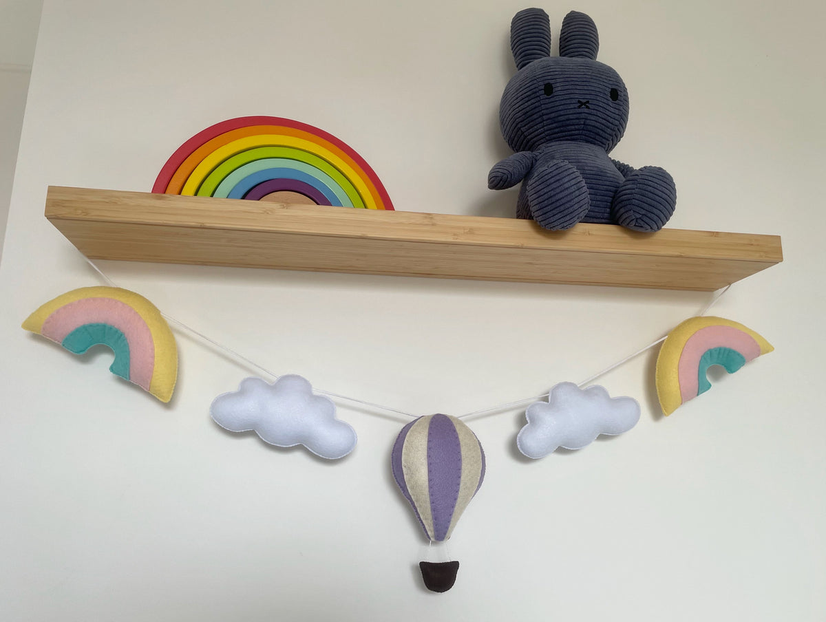 Guirlande à personnaliser. Montgolfière et arcs-en-ciel