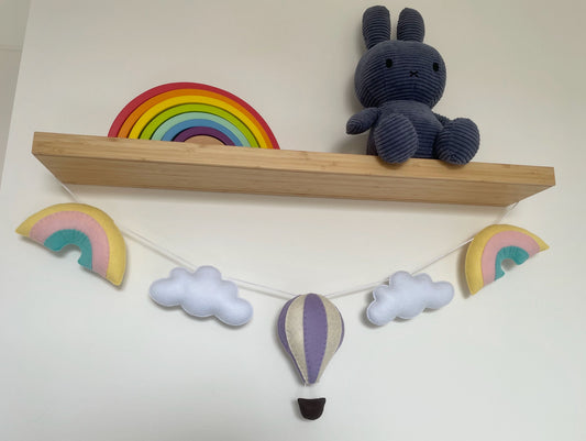 Guirlande à personnaliser. Montgolfière et arcs-en-ciel