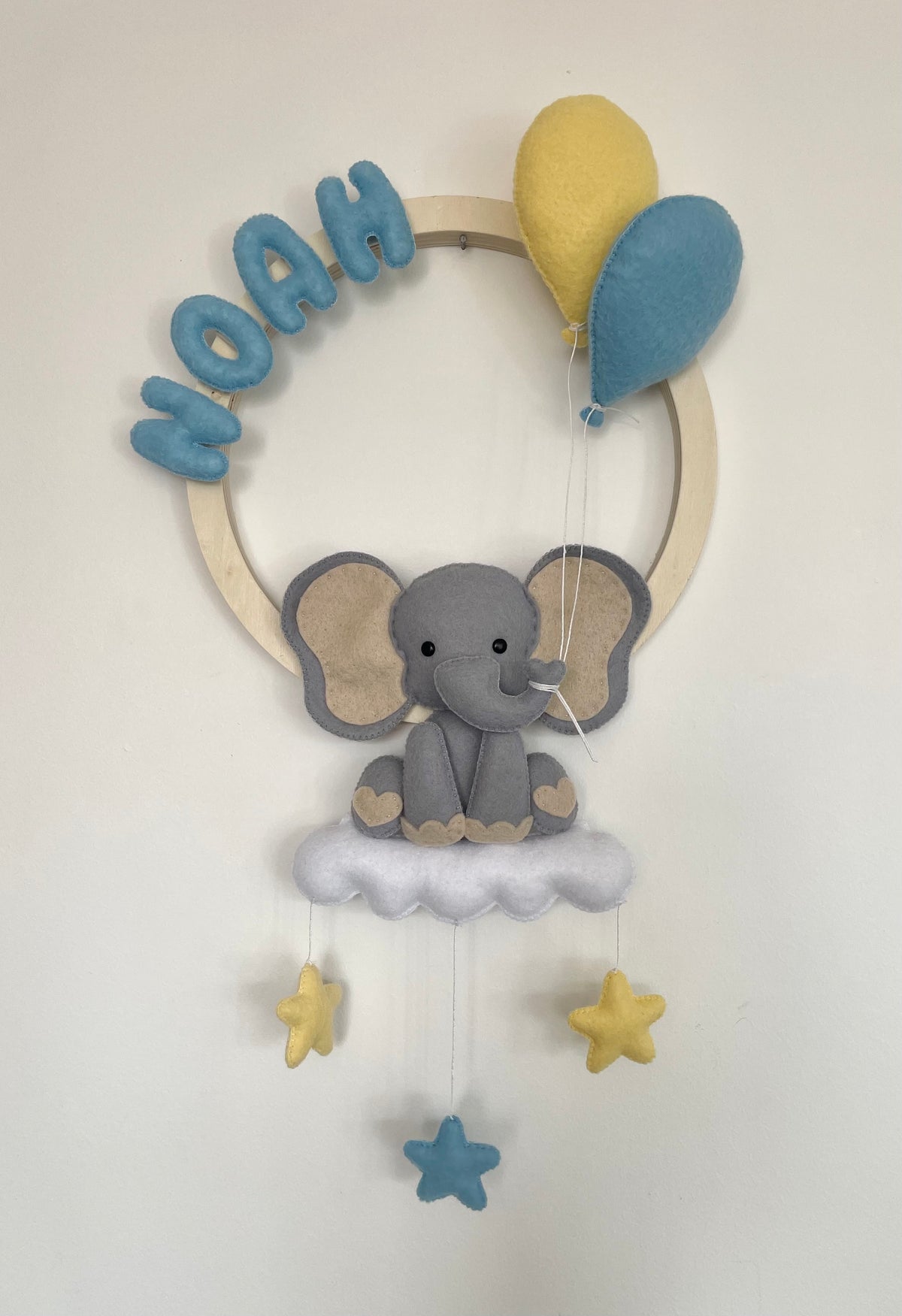 Couronne murale personnalisée prénom - éléphant et ballons