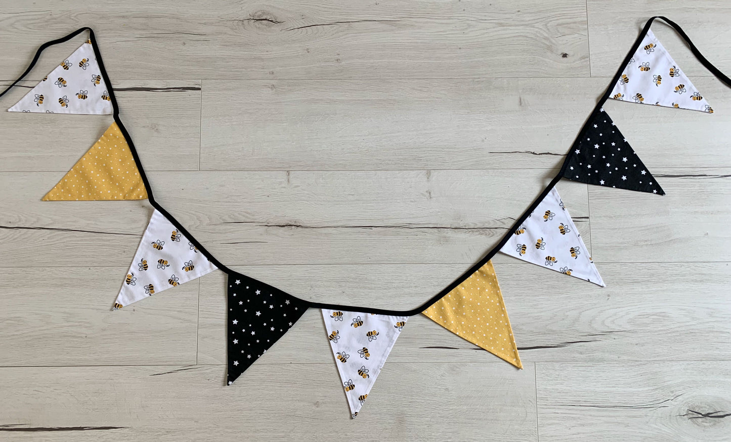 Guirlande de fanions. Abeilles. Cadeau bébé fait main