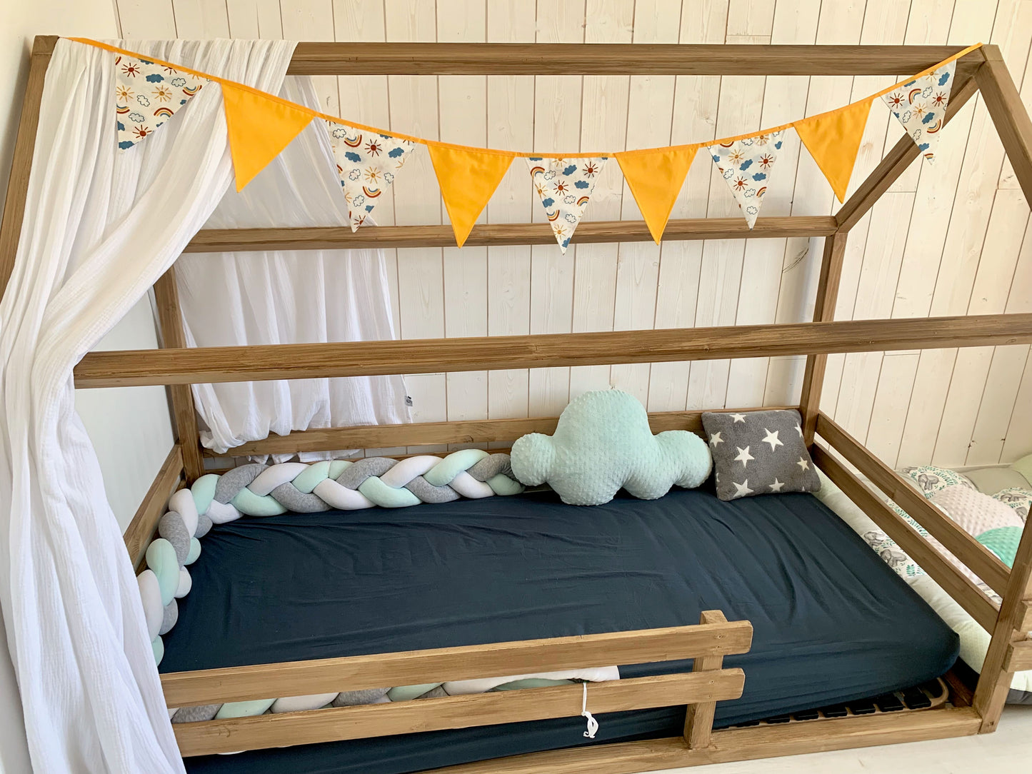 Guirlande de fanions. Soleil. Cadeau bébé