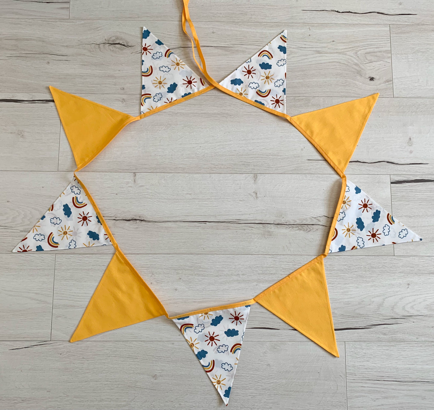 Guirlande de fanions. Soleil. Cadeau bébé