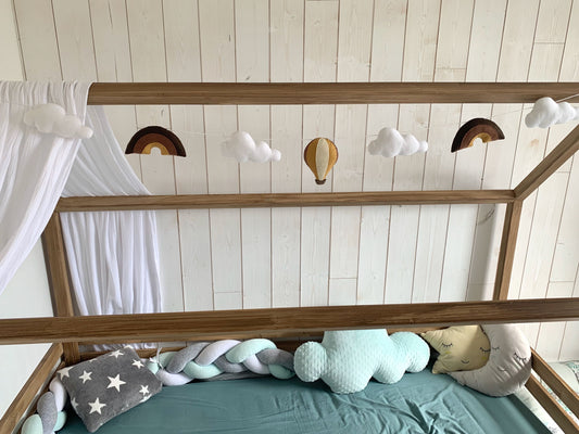Guirlande montgolfière et arcs-en-ciel. Décoration chambre bébé