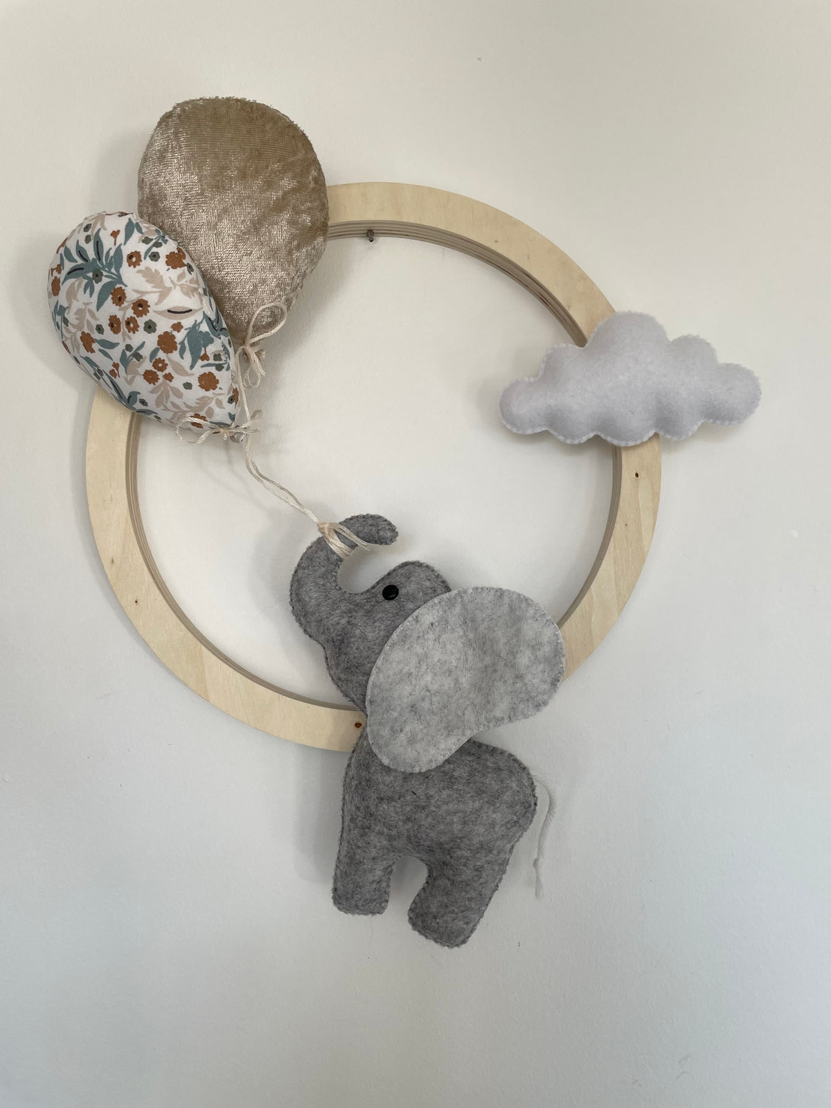 Couronne murale bébé de 22cm faite main avec éléphant et nuage en feutrine, un ballon en coton fleuri et un ballon en velours beige.