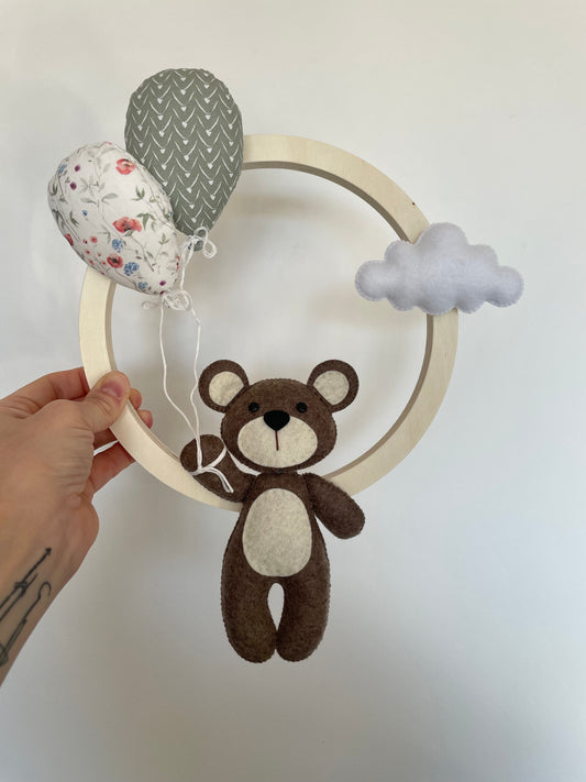 Couronne murale en bois avec ourson, ballons en tissu fleuri et nuage blanc - création artisanale 