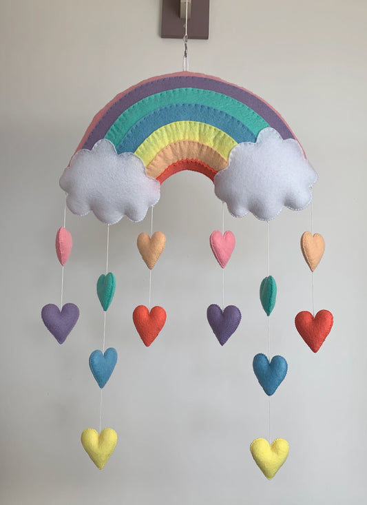 Décoration arc-en-ciel fait main pour chambre d’enfant avec nuages et choix entre cœurs, étoiles et gouttes suspendus