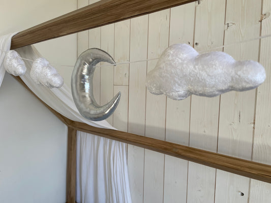 Guirlande pour chambre de bébé faite main, avec nuages en velours blanc et lune argentée 