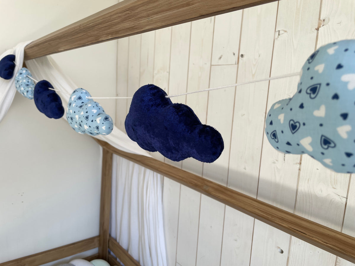 Guirlande de 7 nuages en velours bleu et coton imprimé faite main pour décoration de chambre bébé 