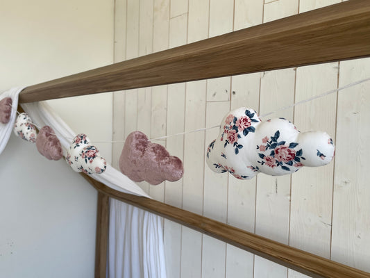 Guirlande de 7 nuages faits main en velours vieux rose et coton imprimé fleuri. Une décoration douce et poétique pour une chambre de bébé 