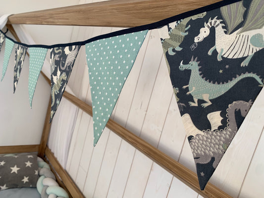Guirlande de 9 fanions en coton fait main avec des motifs dragons. Pour décorer une chambre de bébé garçon