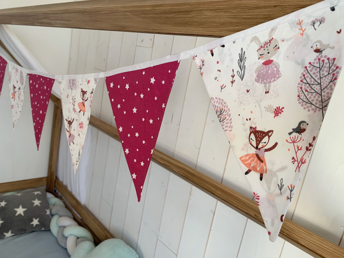 Guirlande de 9 fanions en coton confectionnée à la main, idéale pour décorer une chambre de petite fille