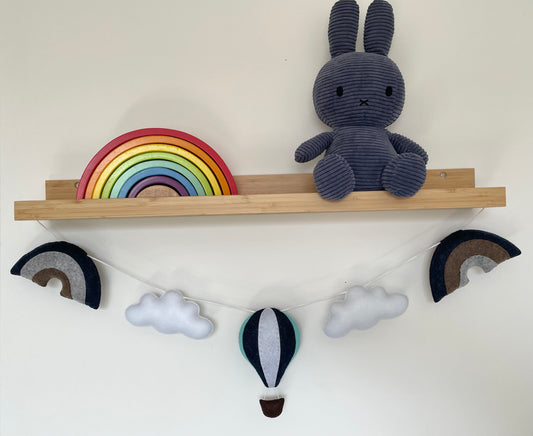 Guirlande en feutrine confectionnée à la main. Deux nuages, une montgolfière menthe, bleu marine et blanc, deux arcs-en-ciel bleu marine, gris et marron
