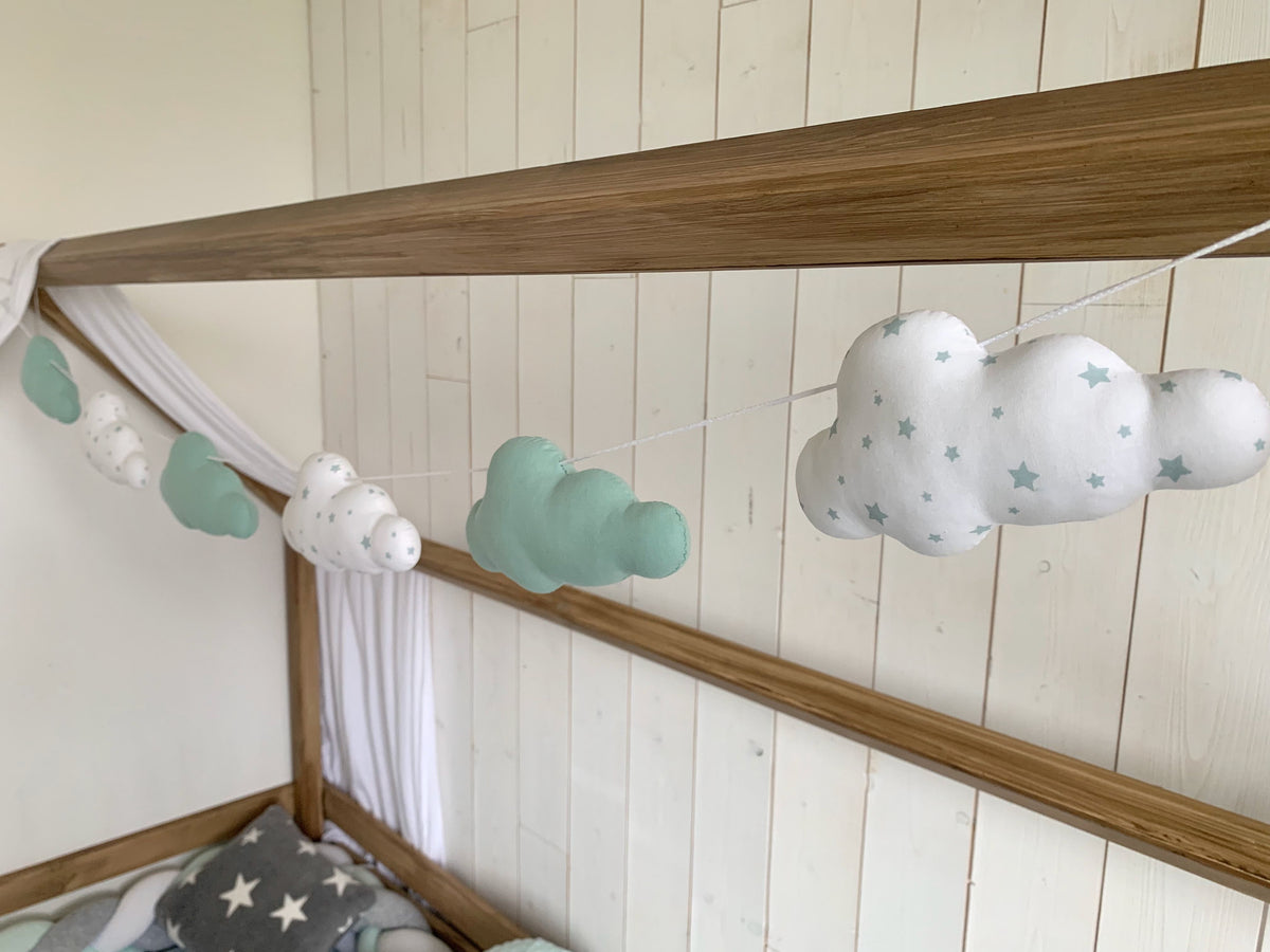 Guirlande nuages vert d’eau et blanc faite main pour décorer une chambre de bébé 