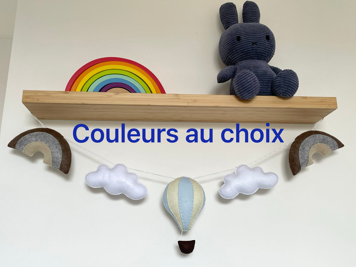 Guirlande personnalisable en feutrine avec montgolfière et arcs-en-ciel pour chambre bébé 
