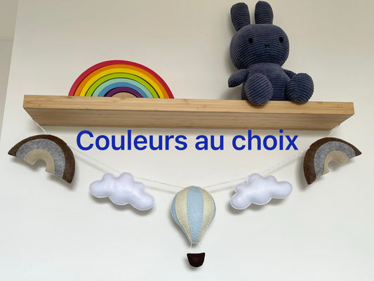 Guirlande personnalisable en feutrine avec montgolfière et arcs-en-ciel pour chambre bébé 