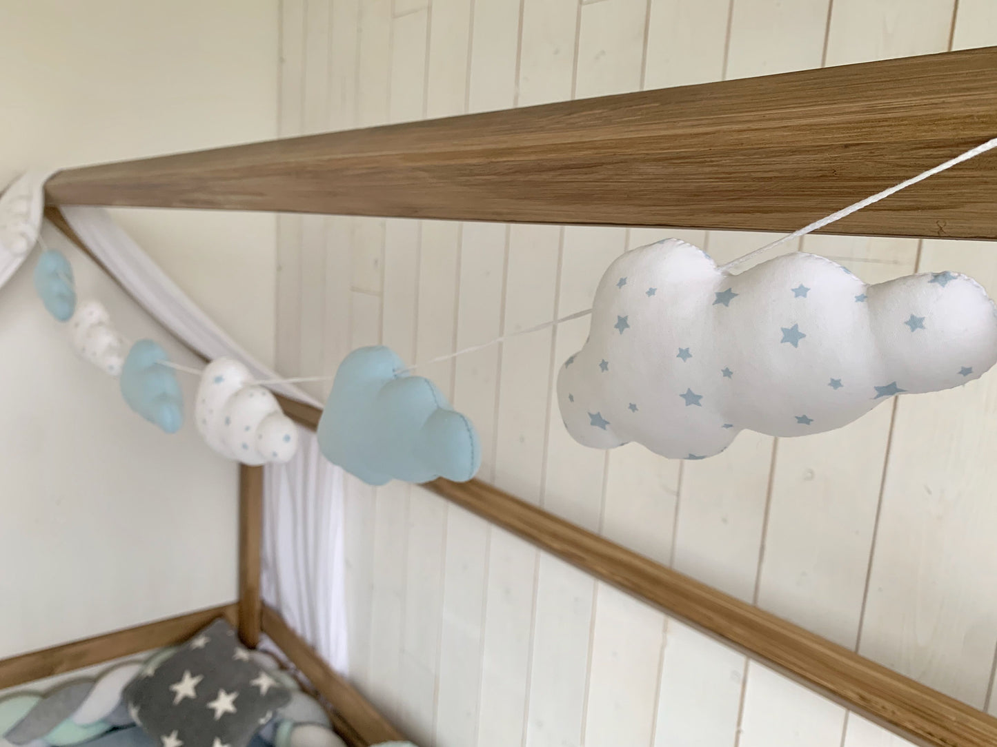 Guirlande de nuages. Décoration chambre bébé garçon
