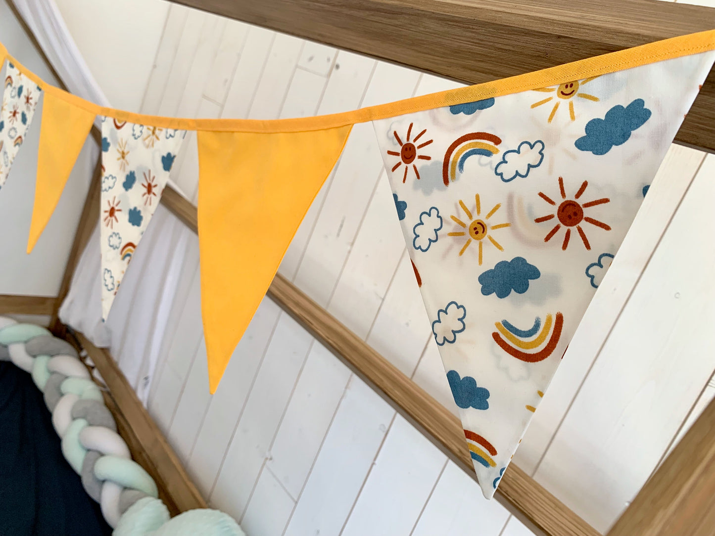 Guirlande de fanions. Soleil. Cadeau bébé