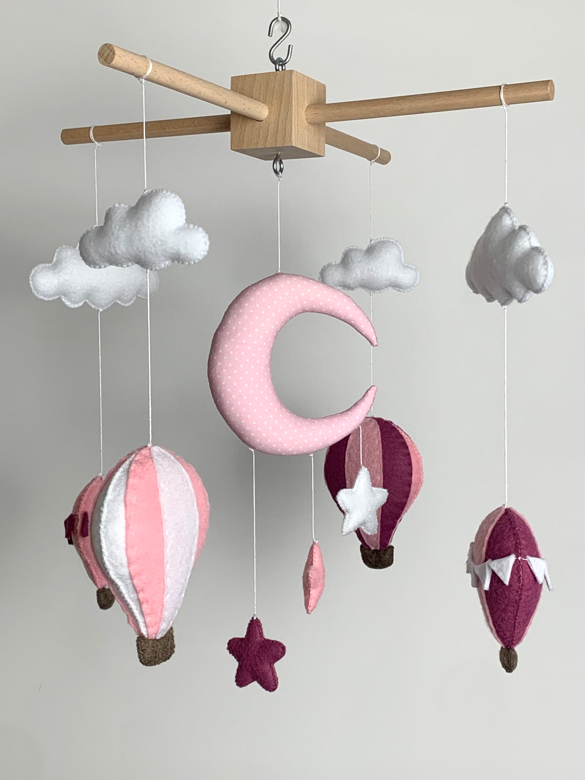 Mobile bébé artisanal avec lune, nuages, étoiles et montgolfières dans les couleurs roses et blancs 
