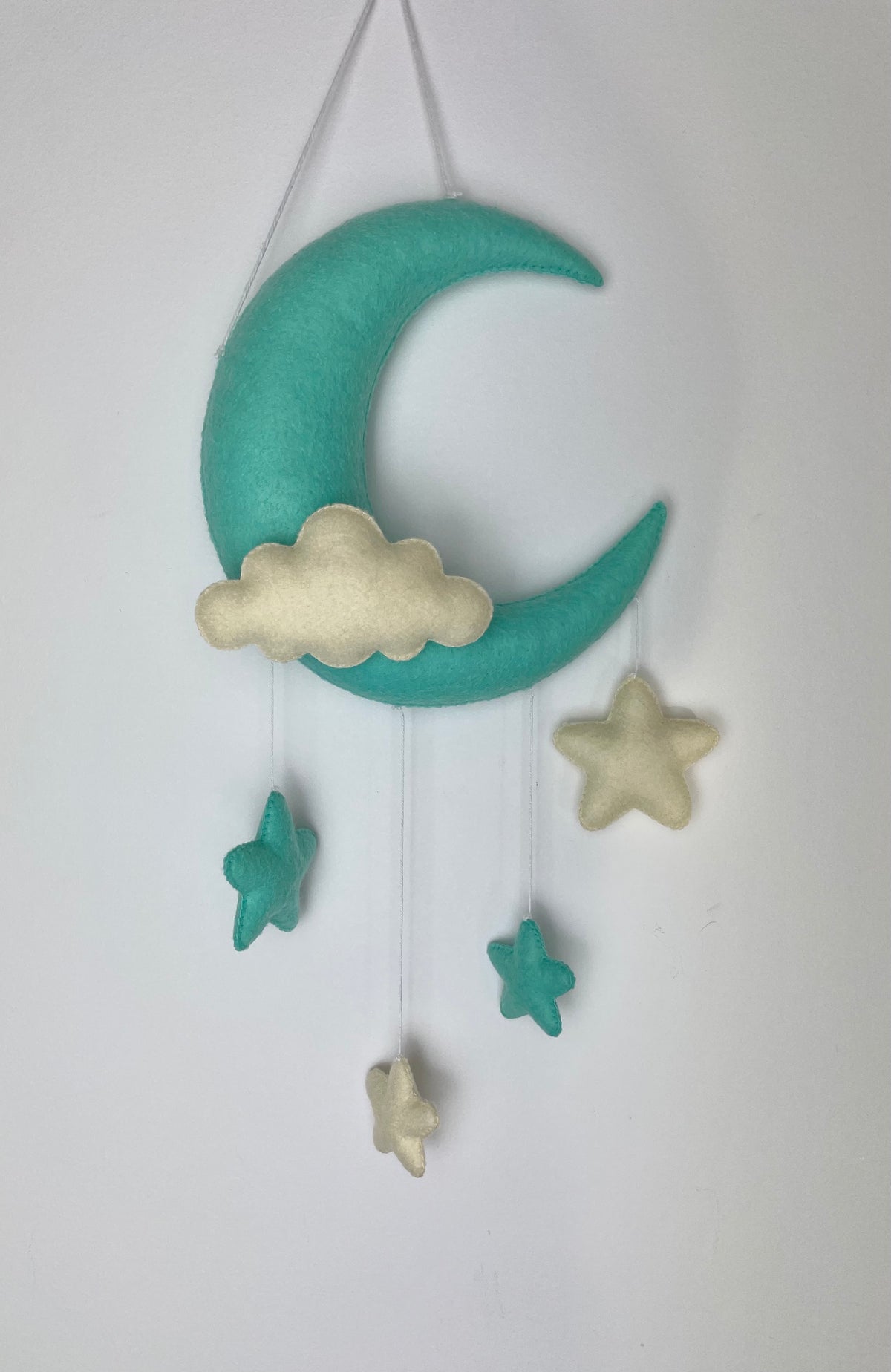 Petite suspension en feutrine confectionnée à la main, avec lune, nuage et étoiles. Couleur menthe et écru