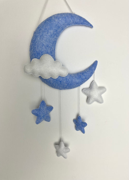 Suspension lune et étoiles en feutrine confectionnée à la main. Bleu chiné et blanc