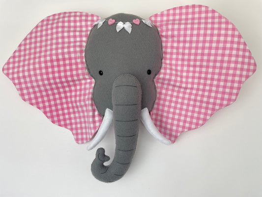 Trophée éléphant fait main en feutrine avec oreilles en coton vichy rose et de délicates finitions décoratives 